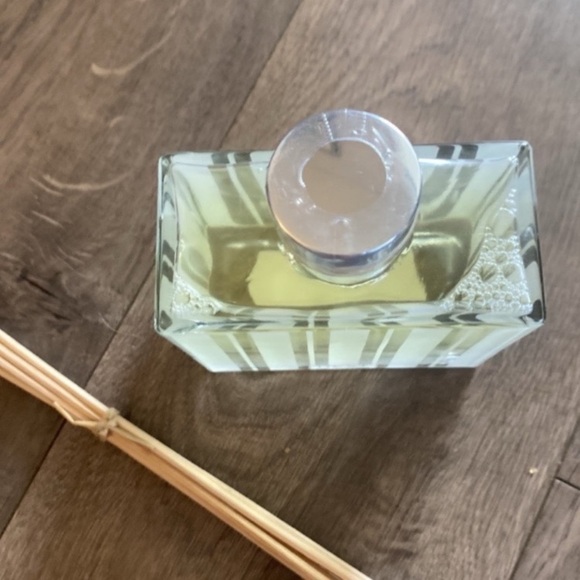 NEST Fragrances Grapefruit Reed Diffuser - Picture 3 of 3